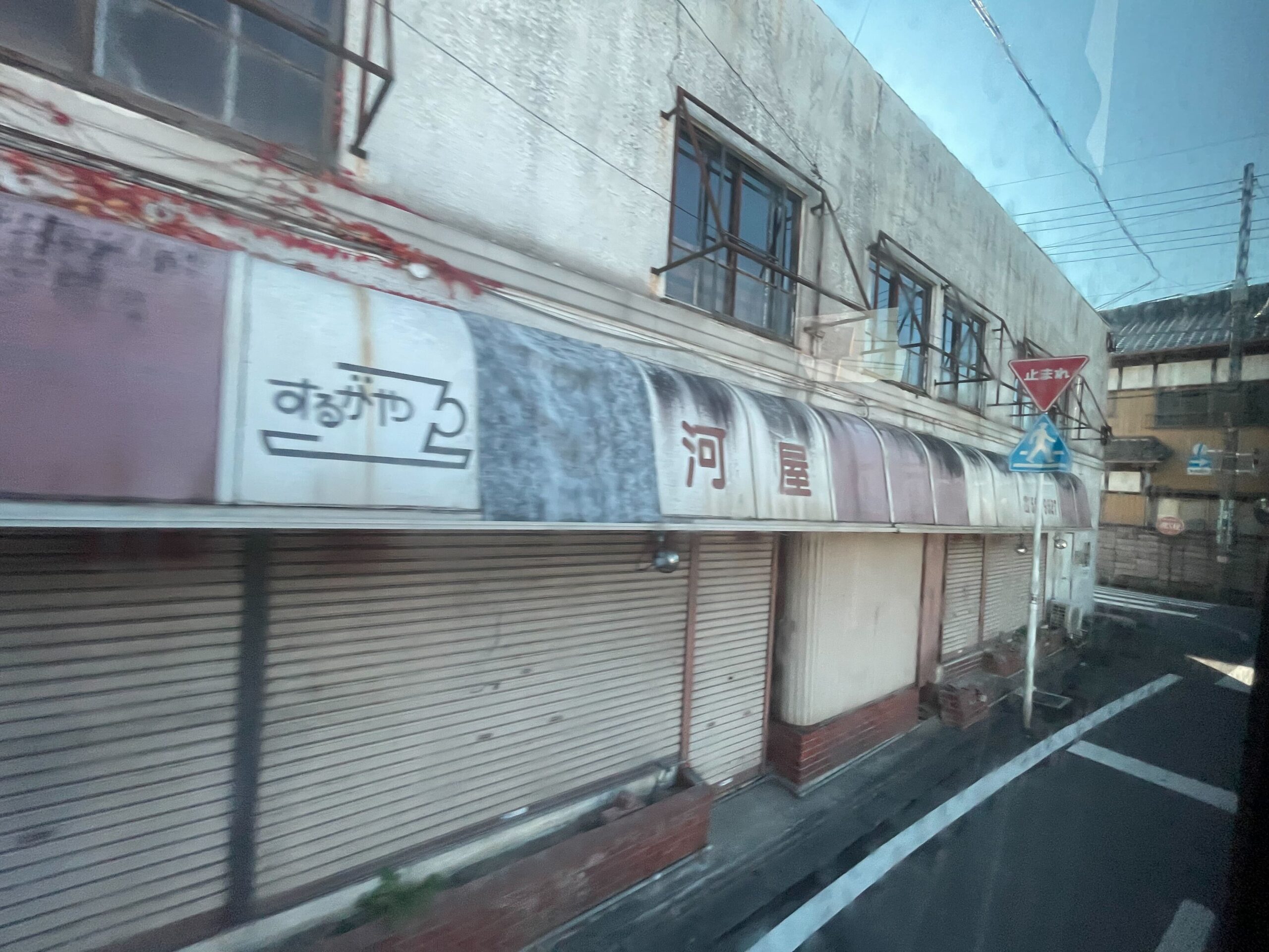 シャッターが降りている商店