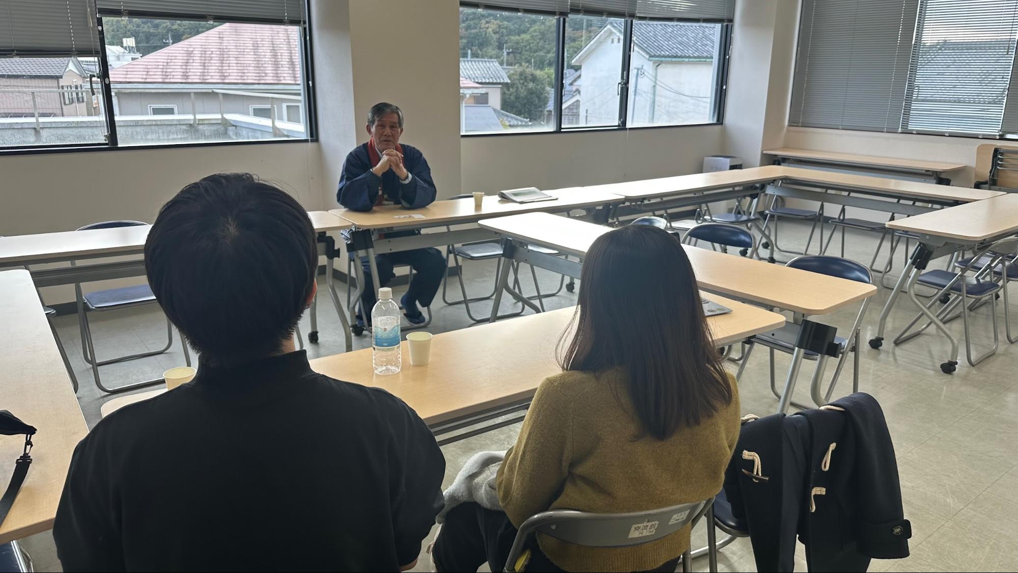 佐原町並み交流館の館長さんと学生メンバーの対談風景