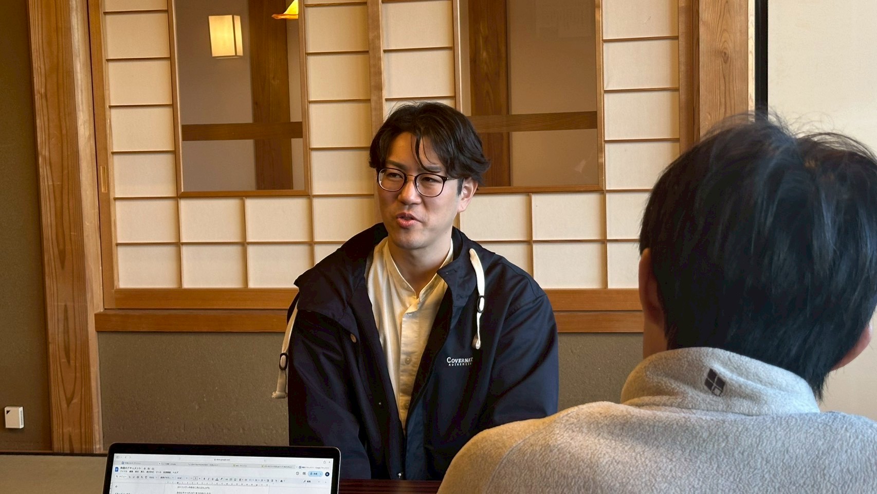 インタビューを受ける地域おこし協力隊の山崎さん