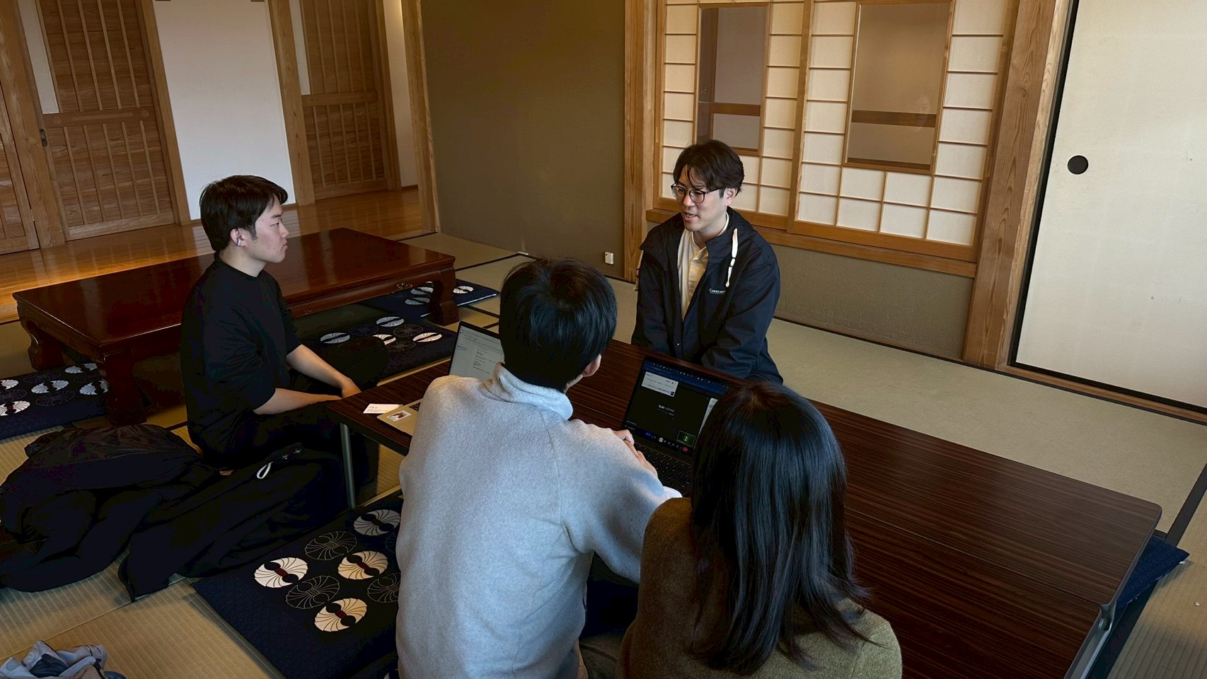 山崎さんにインタビューするメンバーの様子