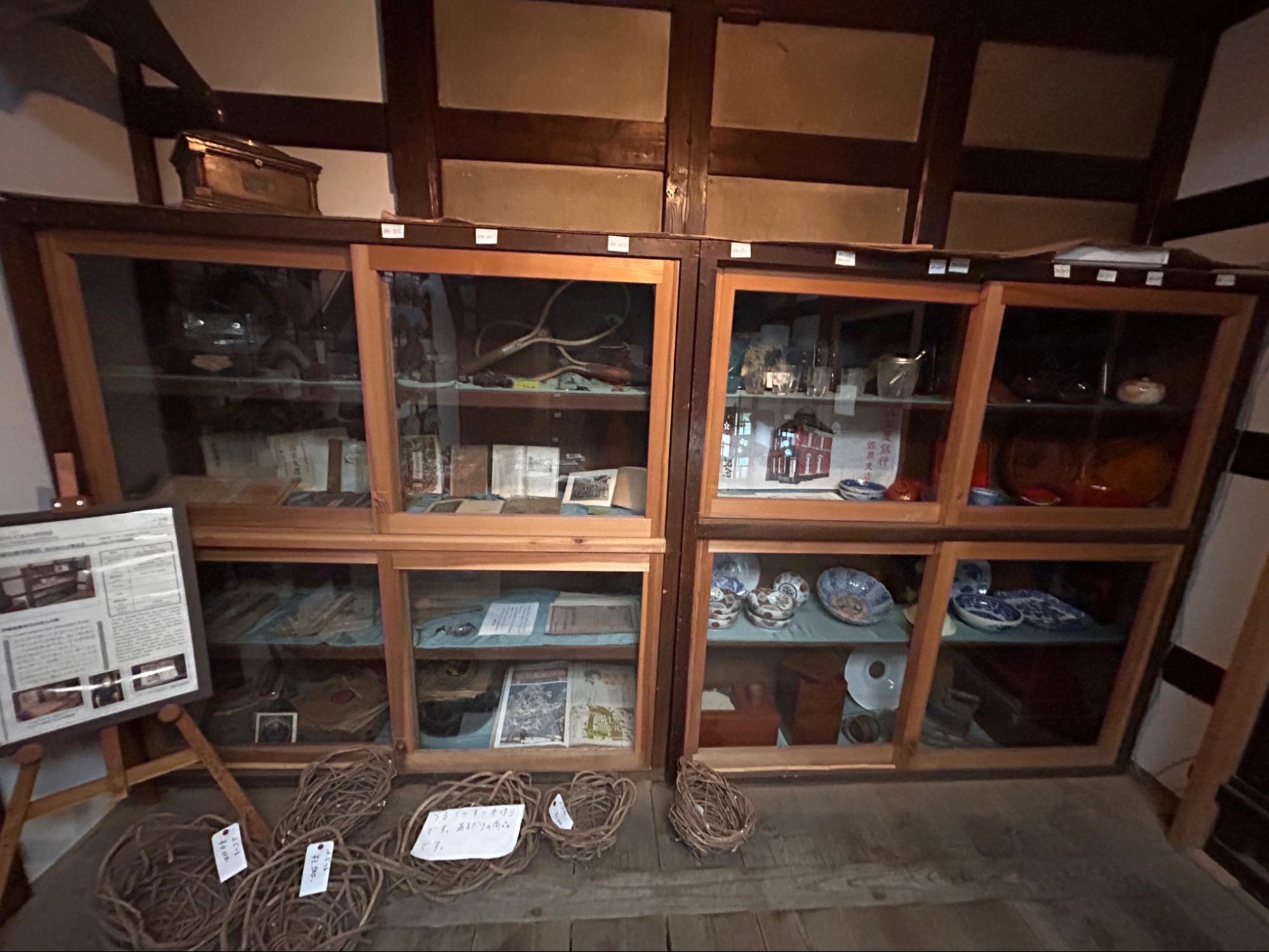 様々な道具が並ぶ植田屋荒物店のまちぐるみ博物館