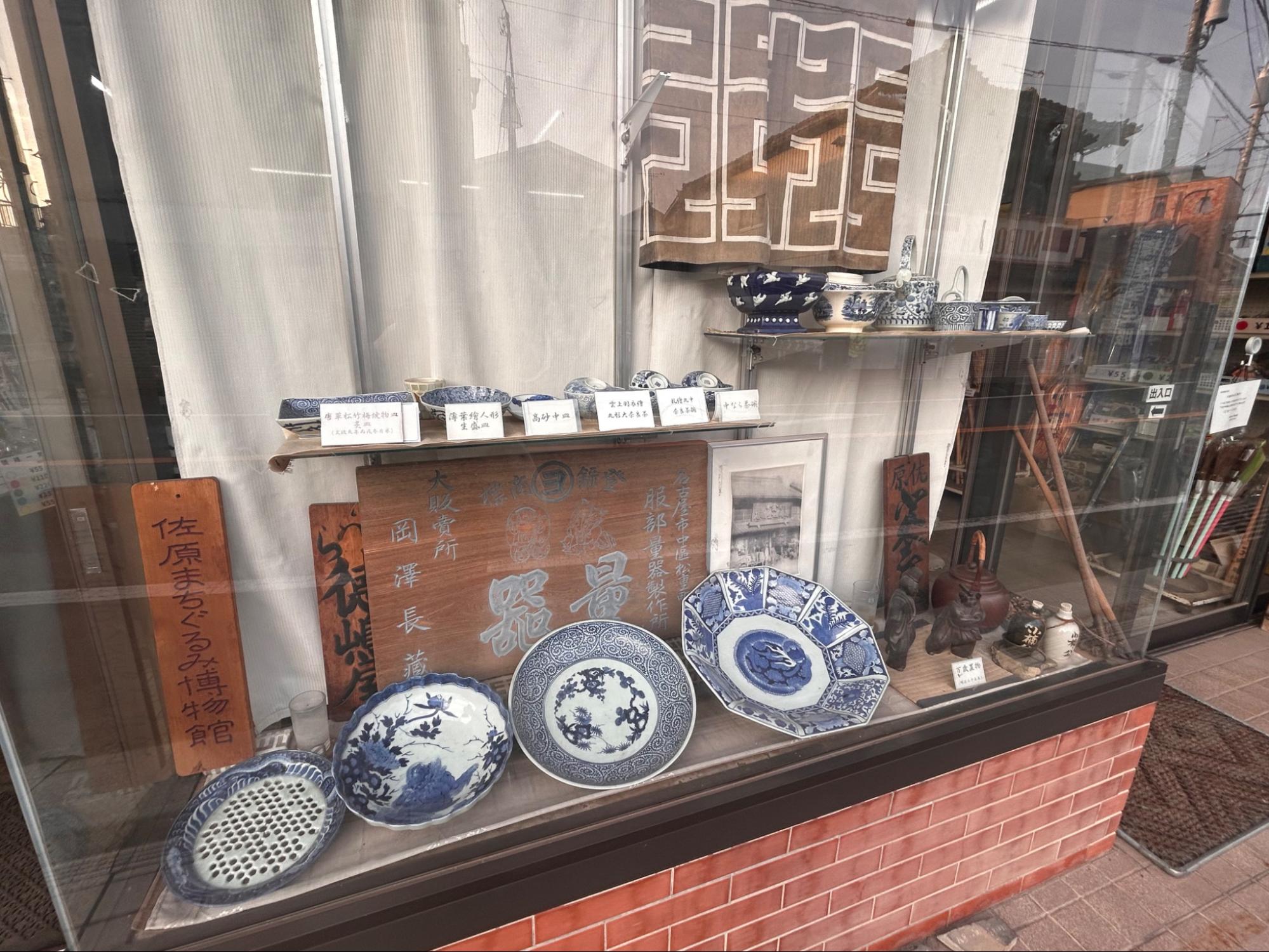 徳島屋の店先に展示されている食器