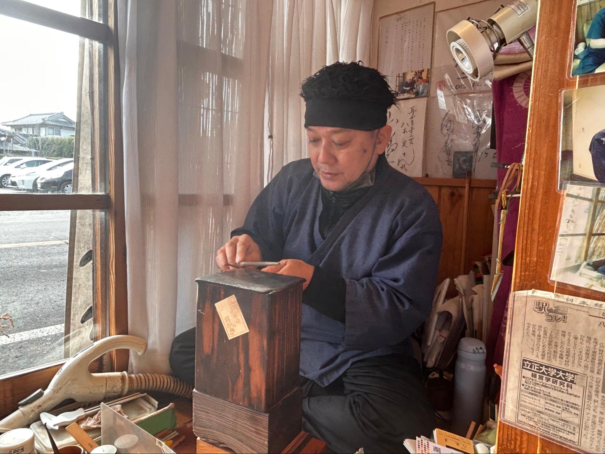 耳かきのための木を削る八木さん