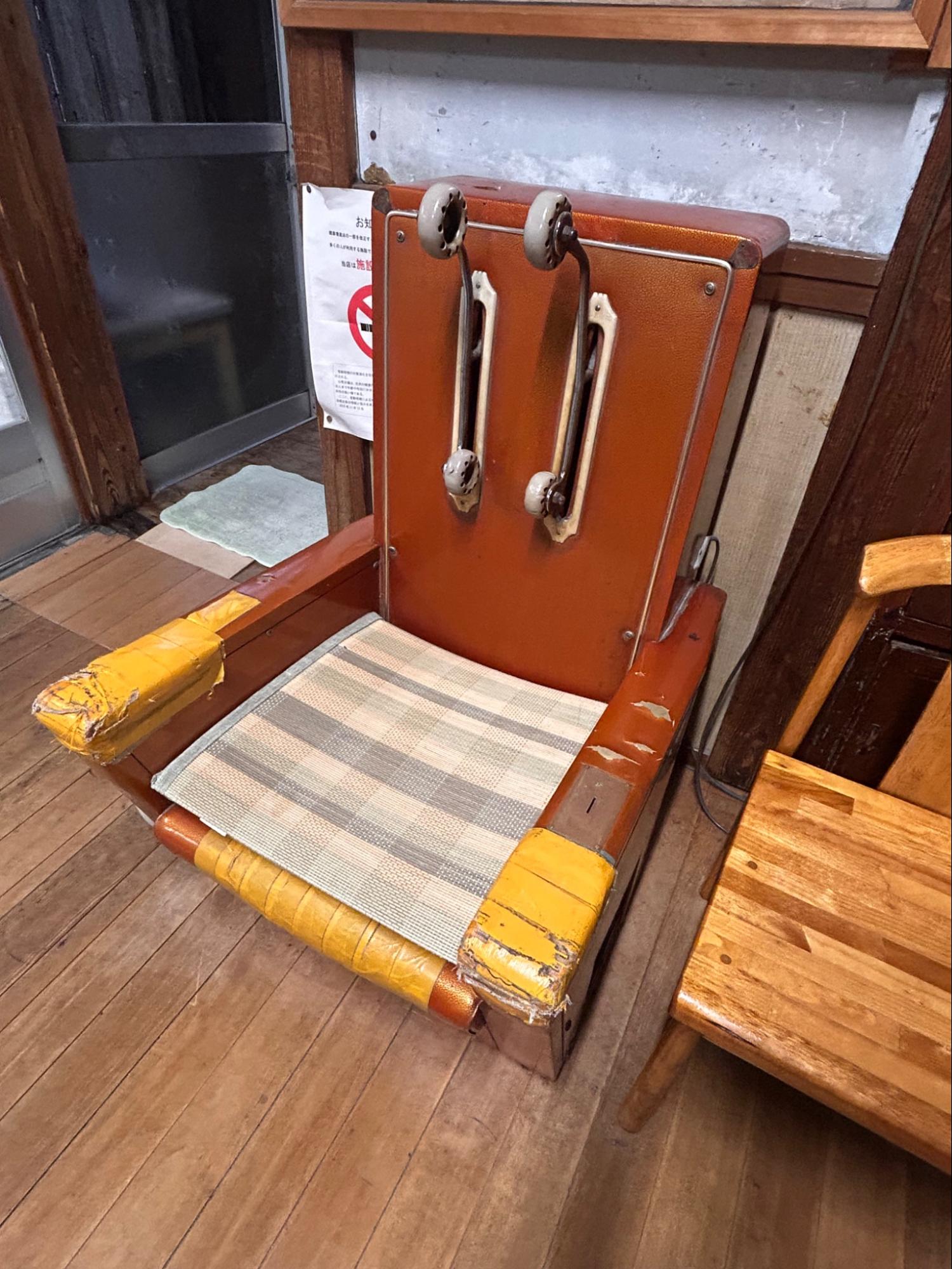 金平湯に展示されている昔ながらのマッサージ機