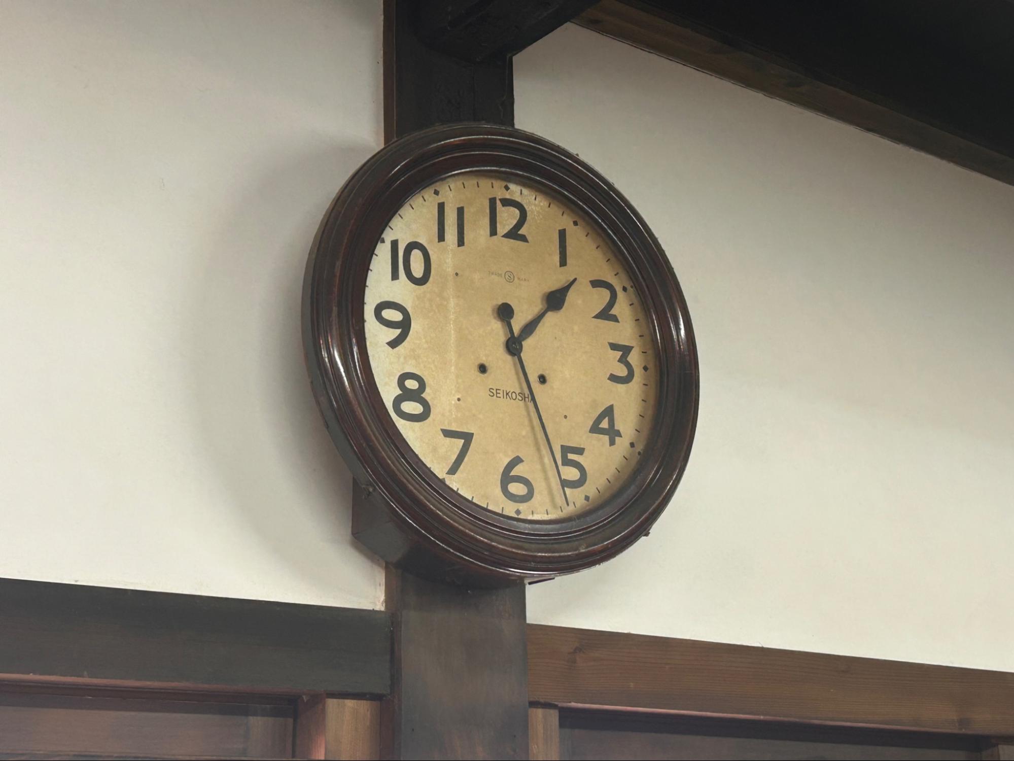 並木仲之助商店の店内にある昔ながらの時計