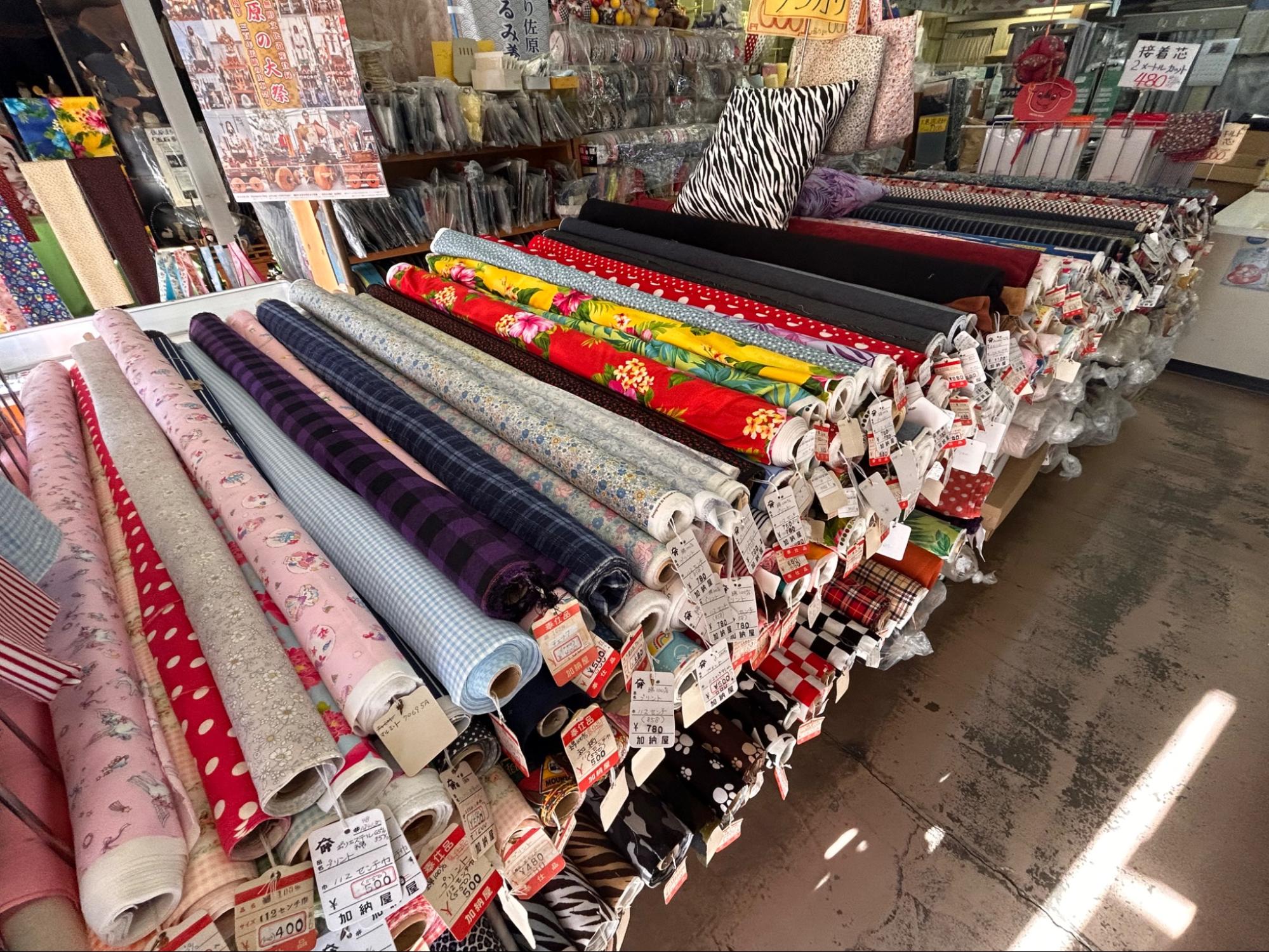加納屋服地店本店で扱っている生地商品の様子