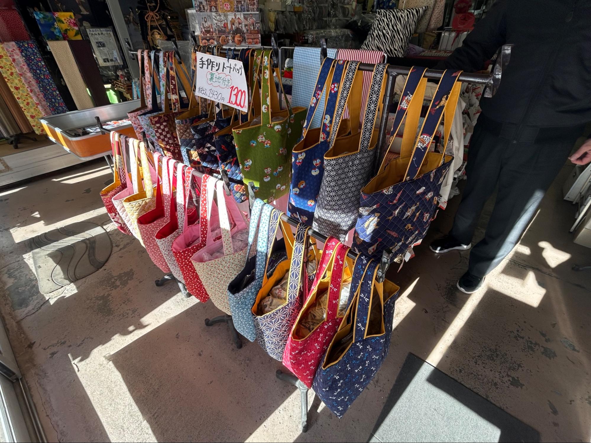 加納屋服地店本店で扱う生地を使用して販売されている手作りのトートバッグ