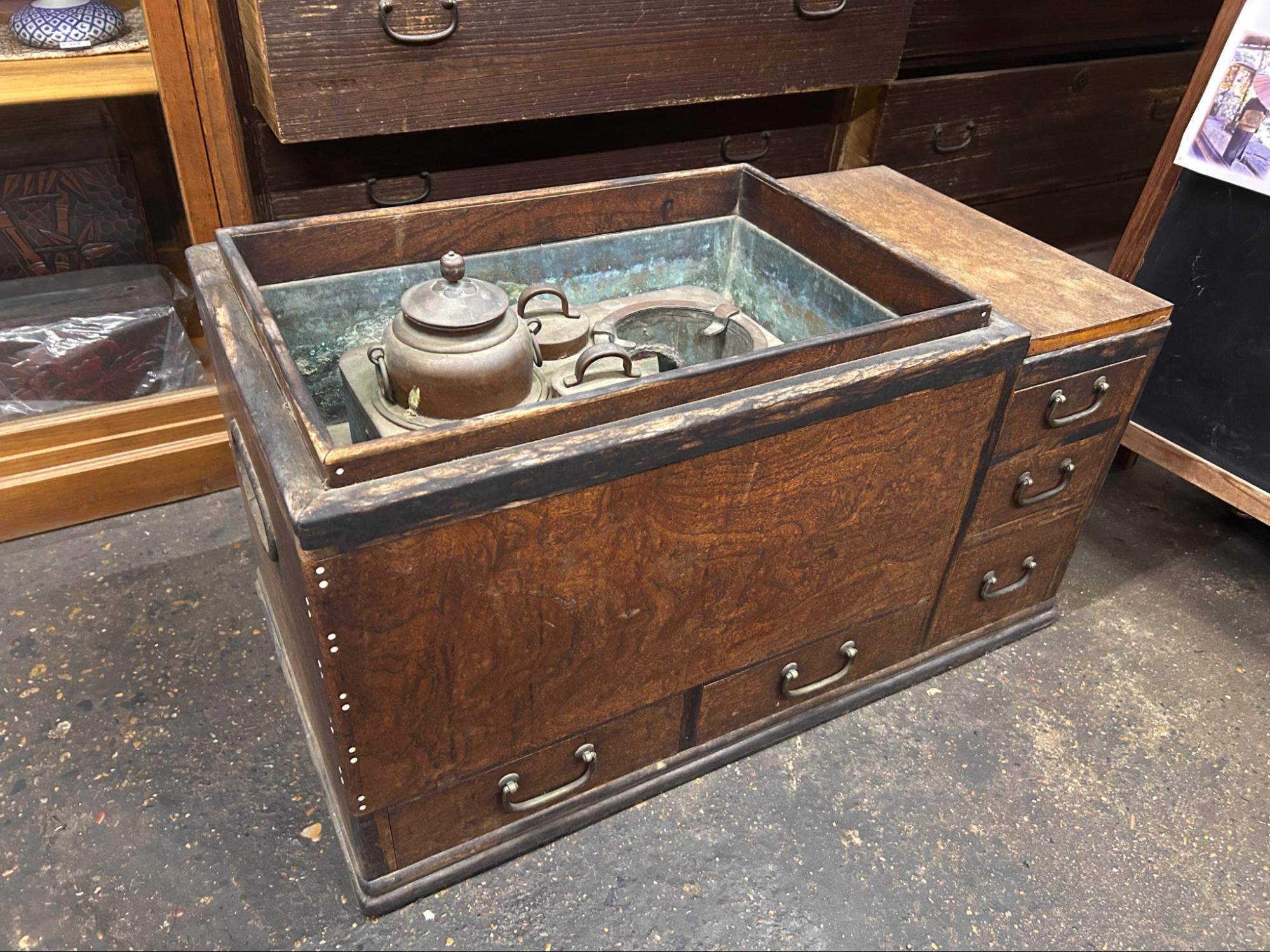 素顔屋の店内に並ぶ昔の道具