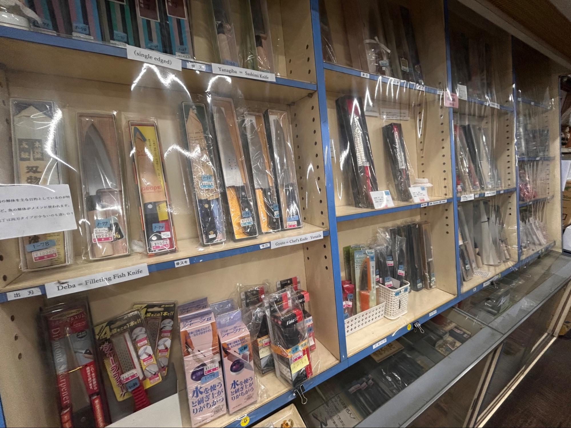 徳島屋の店内で商品が陳れるされている様子