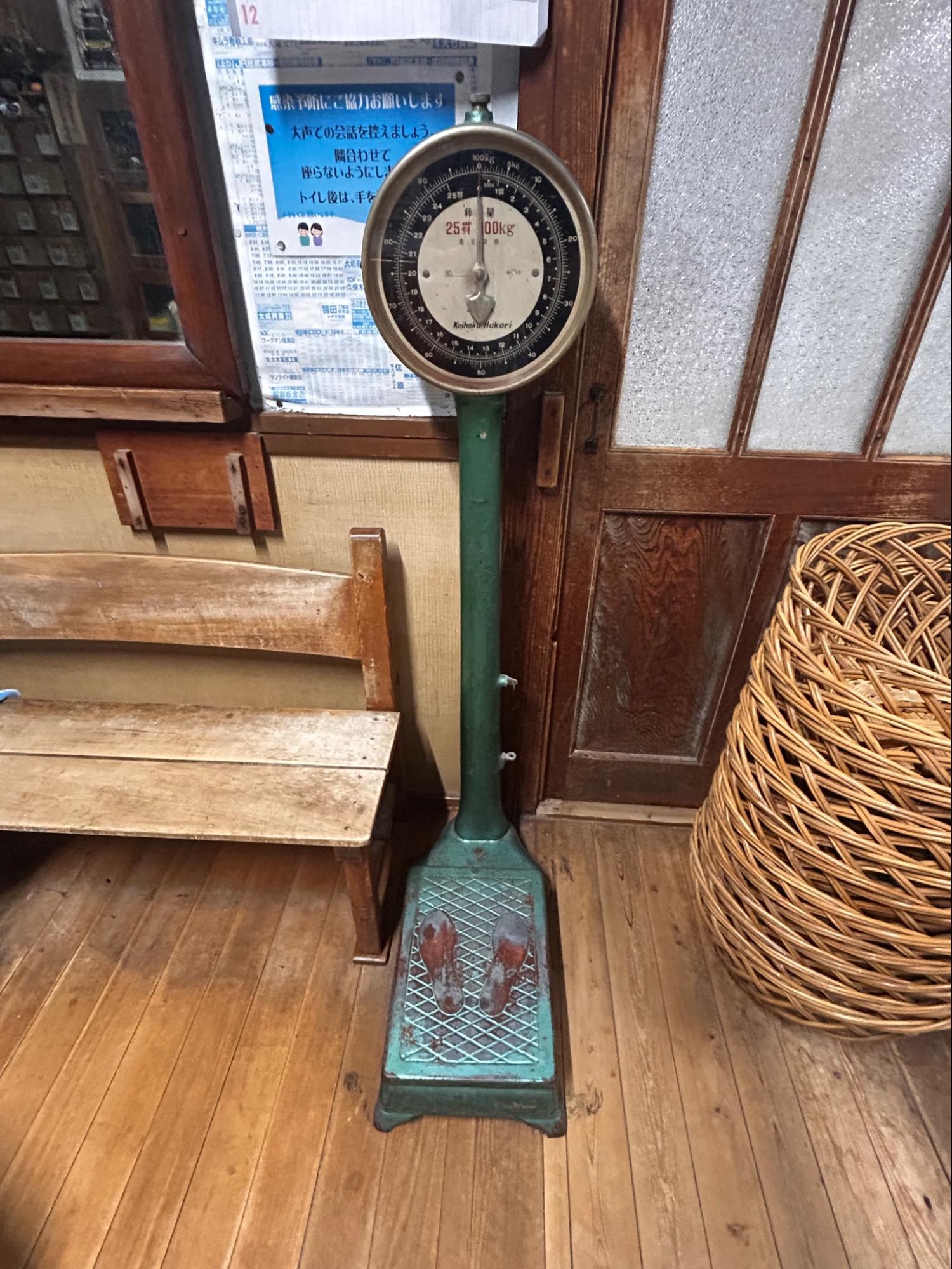 金平湯に展示されている昔ながらの体重計