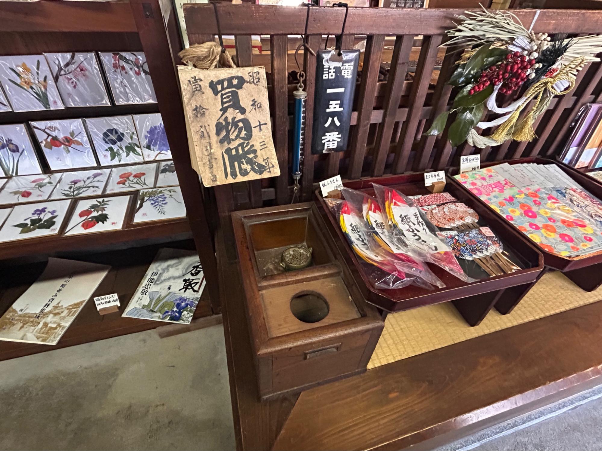 並木仲之助商店の店内で陳列されている商品の様子