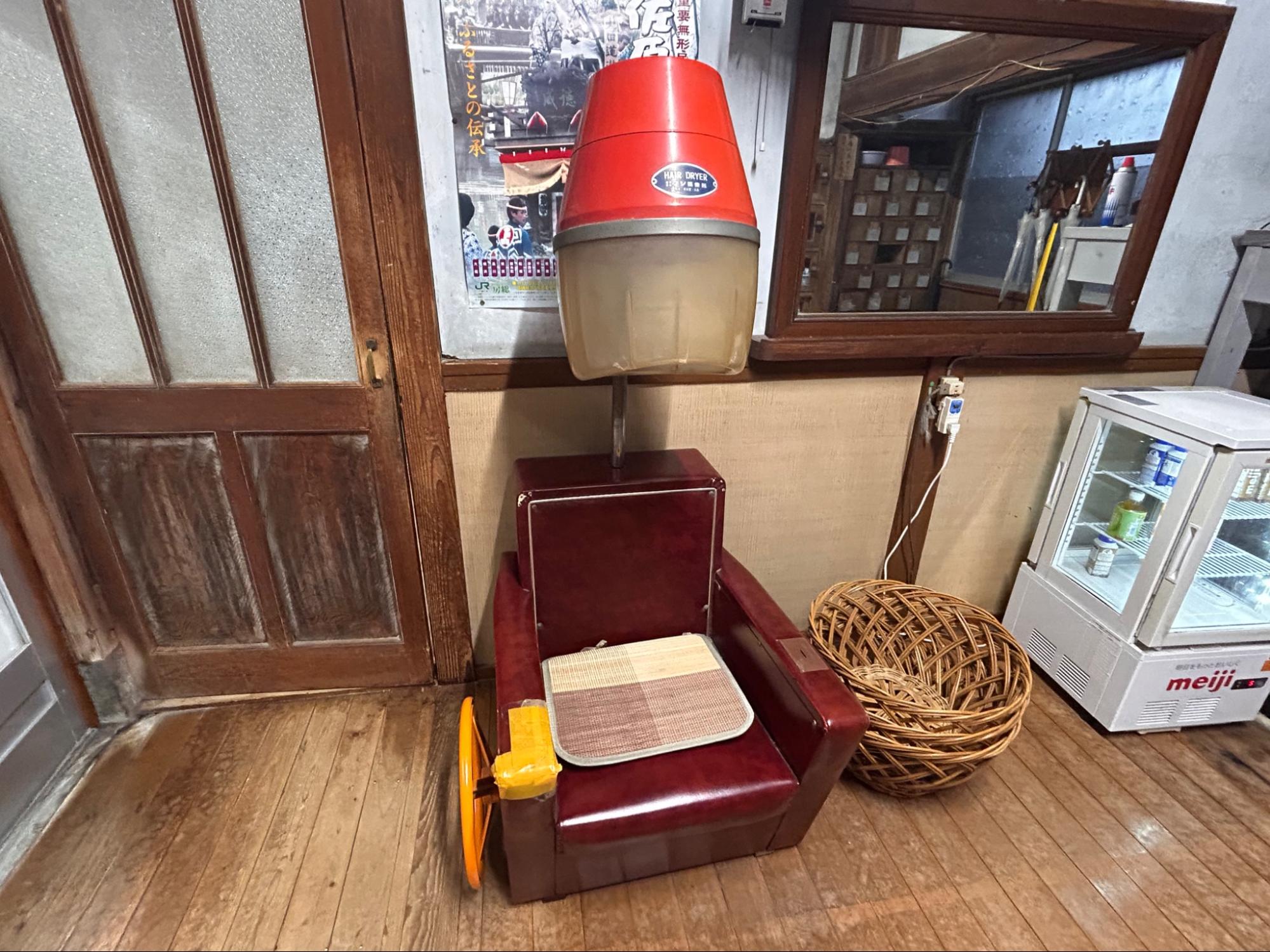 金平湯にある昔ながらのドライヤーの様子