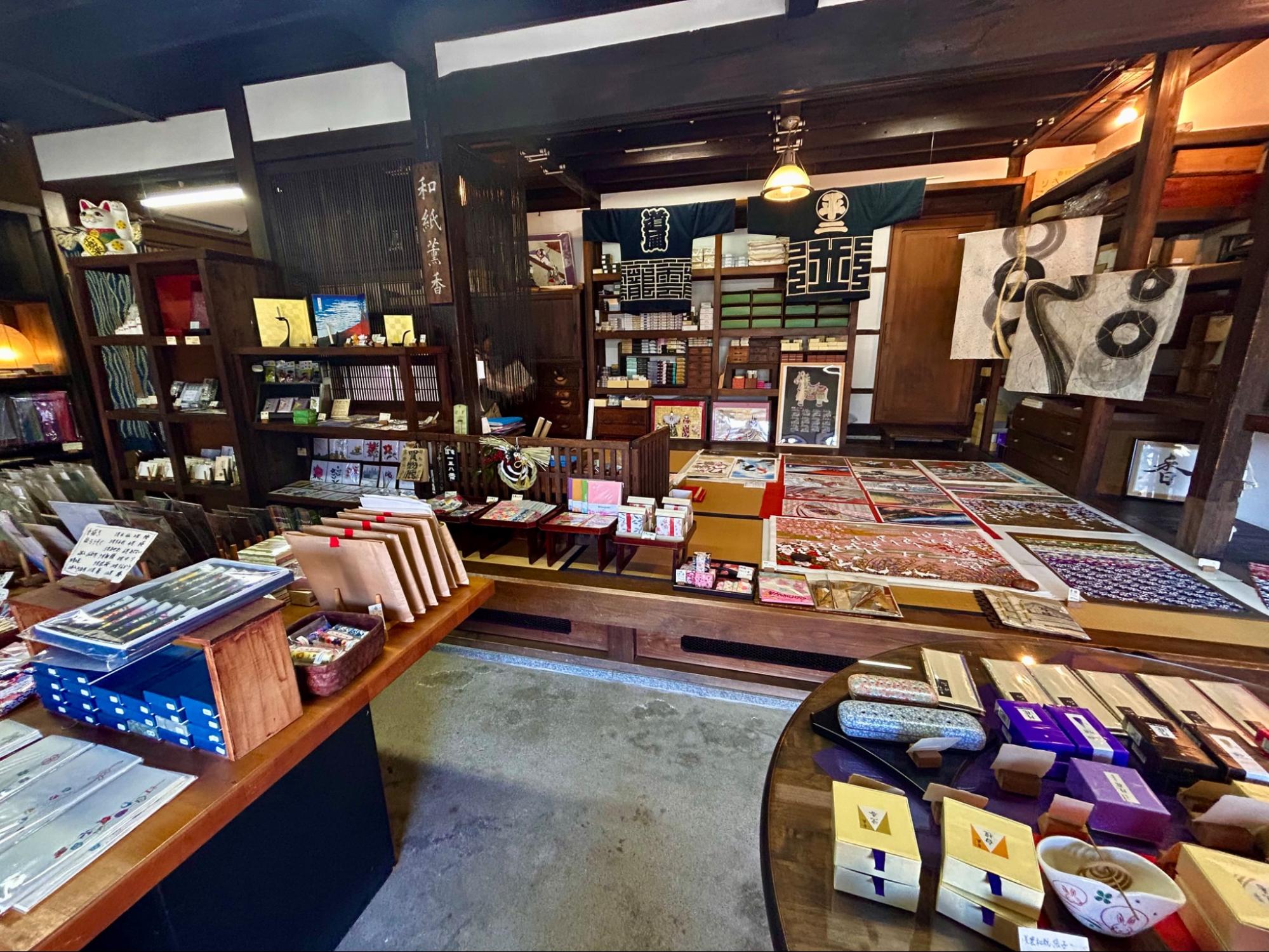 並木仲之助商店の軒先の様子