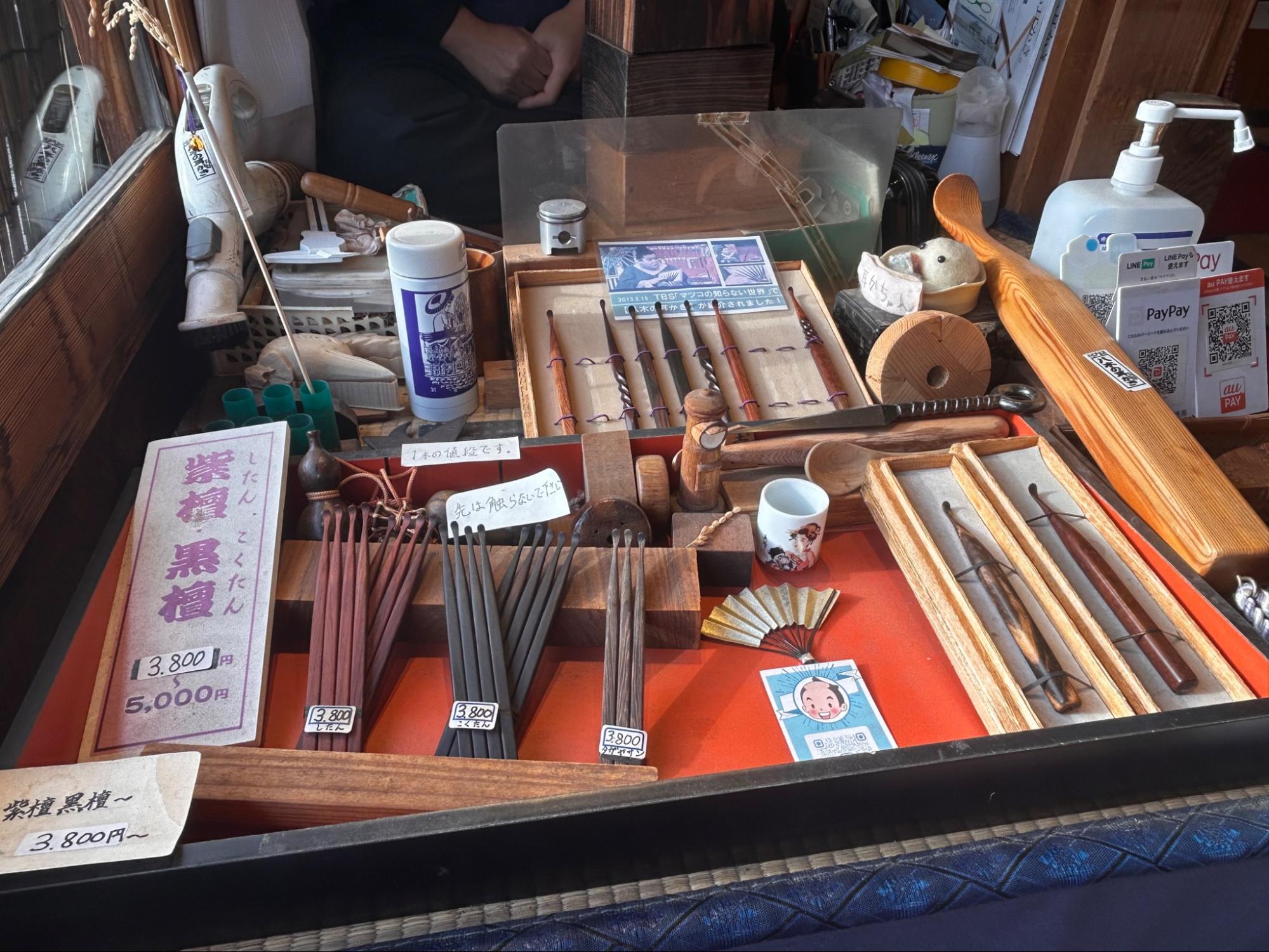 八木の耳かきの店内に陳列されている耳かきの数々