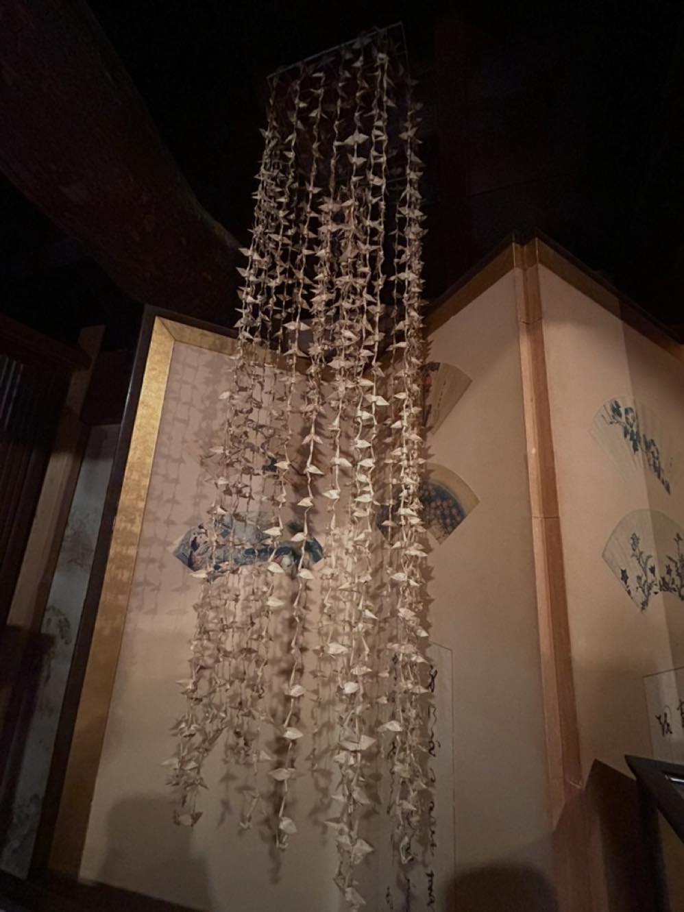 中村屋商店の天井から掛かる連鶴の様子