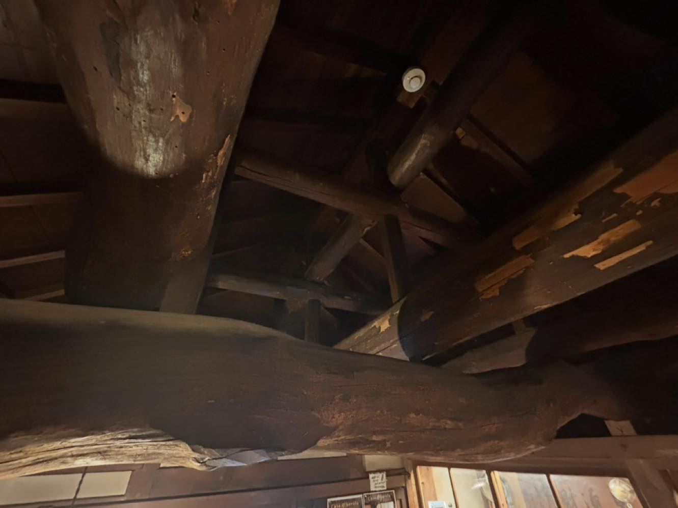 中村屋商店の昔ながらの骨組みの様子