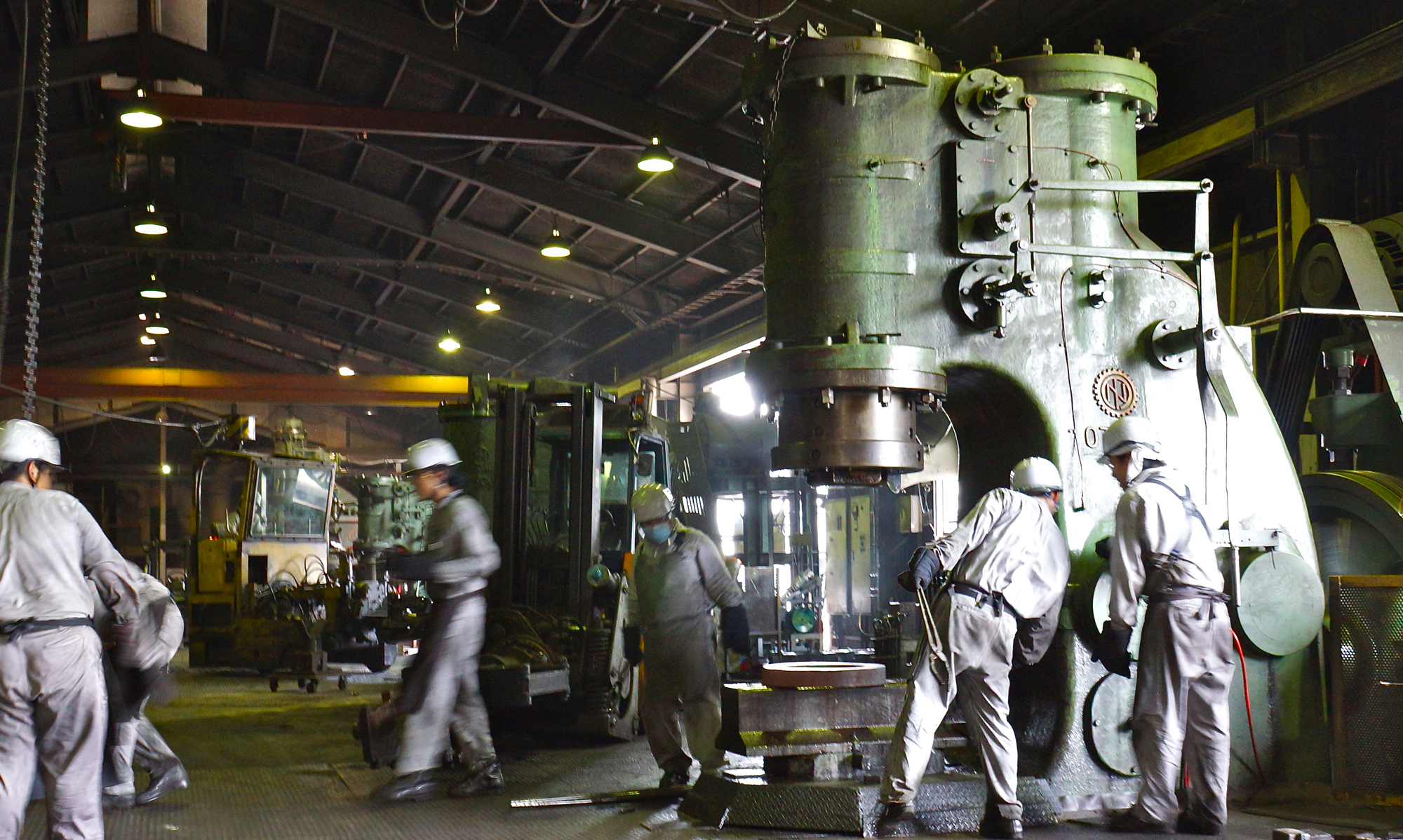 大和合金の工場にある大型ハンマー