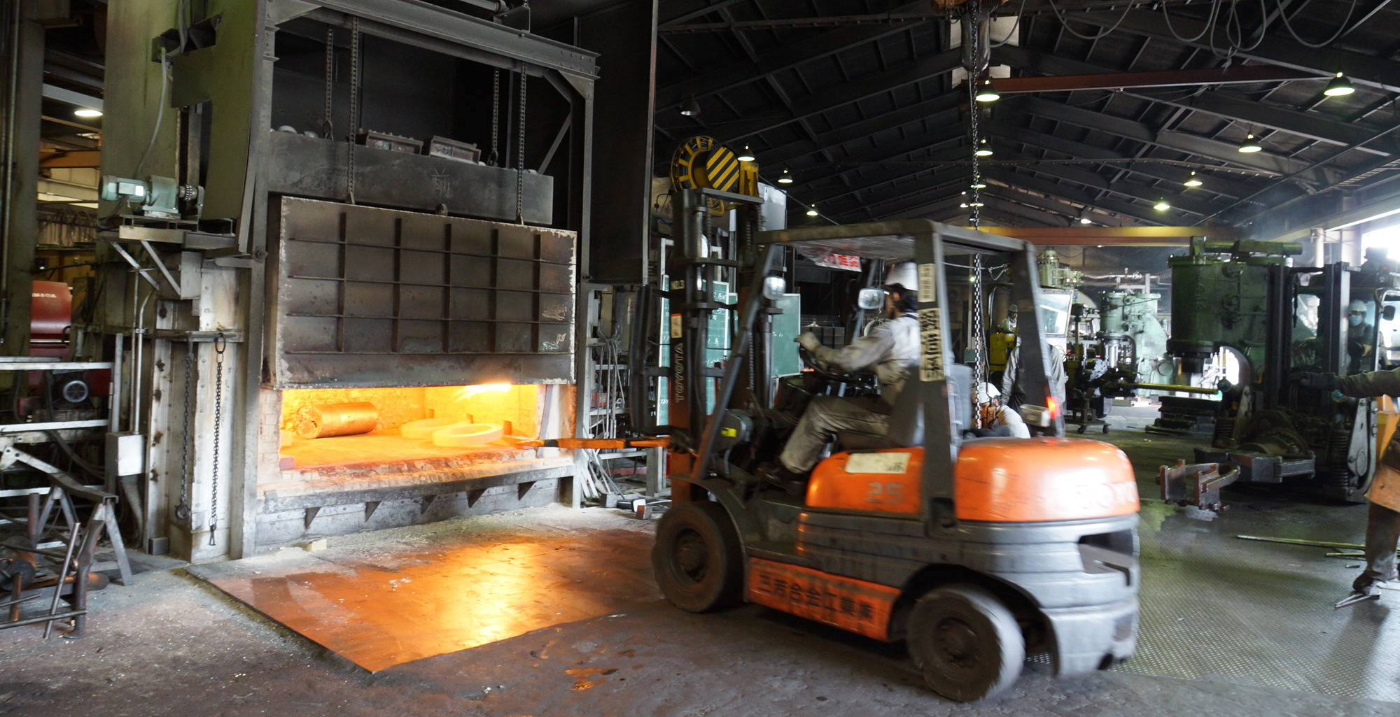 熱せられた部品をフォークリフトで取り出す